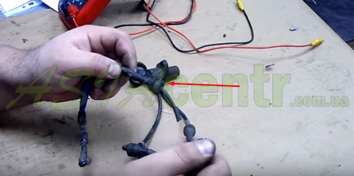 зняти запобіжну гумку з пошкодженого відрізка кабелю