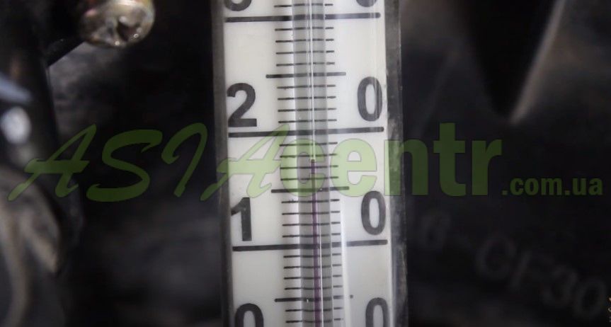 с помощью имеющегося термометра измеряем температуру окружающей среды
